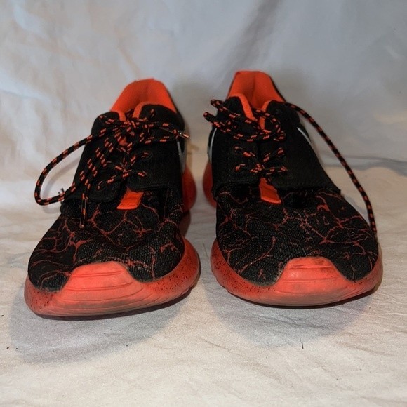 Nike Youth Black and Orange Roshe One 'Lava' Tennis Shoes Size 4 - Picture 2 of 7